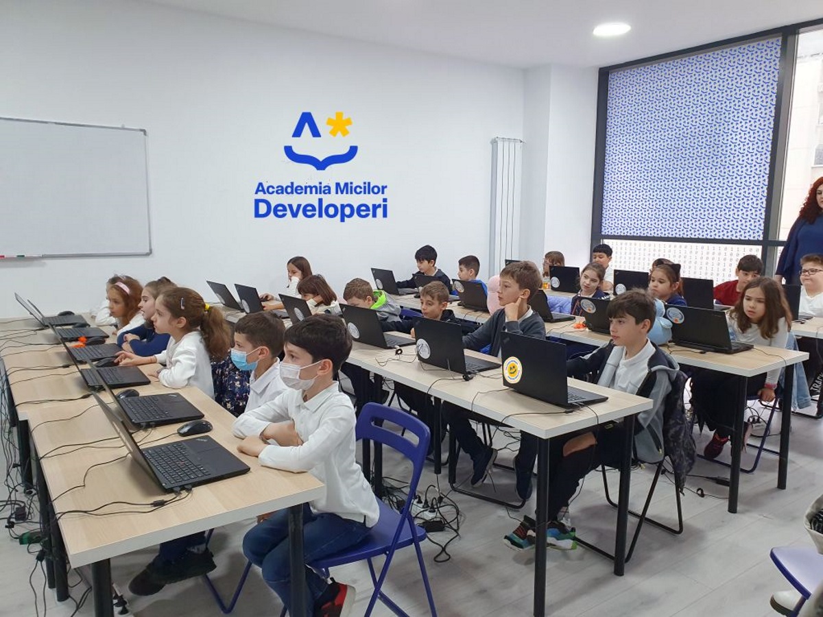 Cu o cifră de afaceri de peste 800.000 euro în 2022, franciza românească Academia Micilor Developeri formează viitorul IT în România