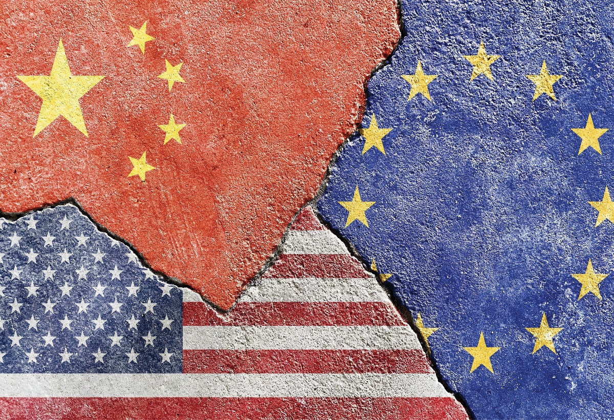 Economia UE, prinsă între ciocanul american și nicovala chinezească