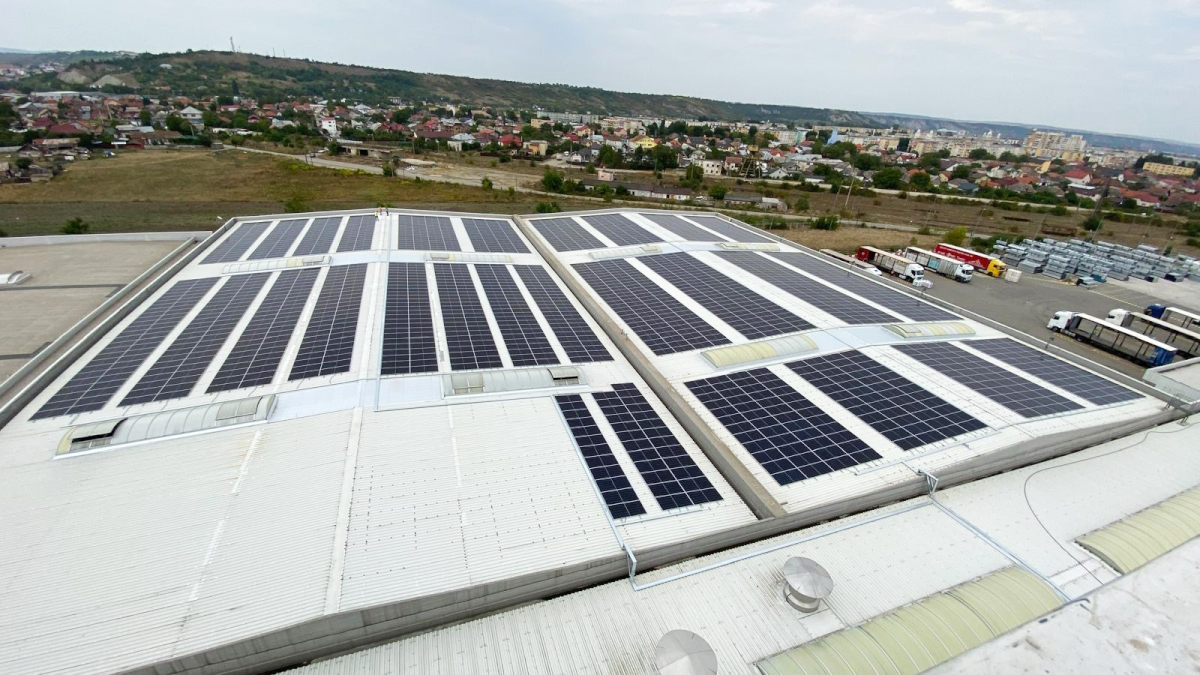 Saint-Gobain Instalează 1.725 de Panouri Solare la Fabrica din Turda, Reducând Emisiile de CO2 cu 238 de Tone Anual