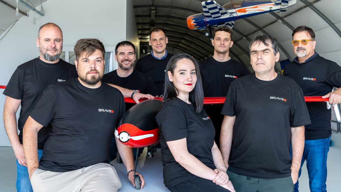 BraveX semnează un parteneriat strategic cu Uniq Things pentru operaționalizarea tehnologiei „Swarm-as-a-Service” (drone)
